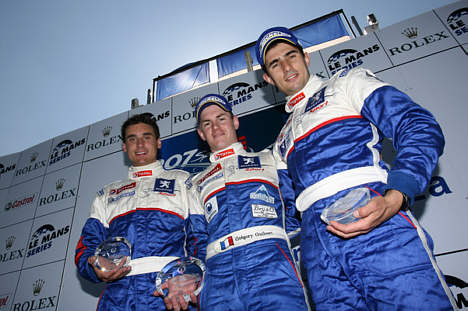 Løbets vinder Gregory Guilvert sammen med Maxime Dubrulle (2. pl.) og Dino Lunardi (3. pl.).
(Foto: Peugeot Media)